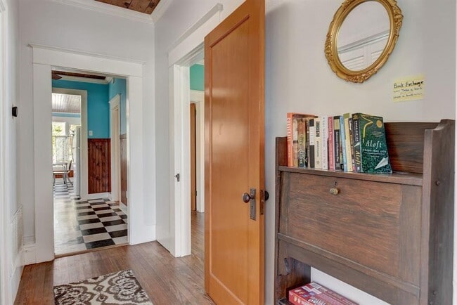 Building Photo - 601 E 8th St