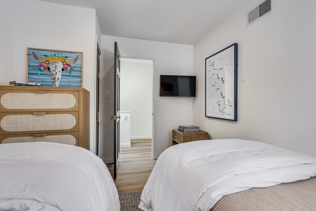 Building Photo - 135 Carriage Way