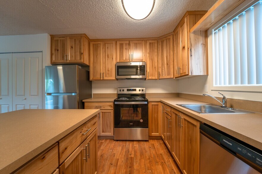 Building Photo - 8585 SW Canyon Ln