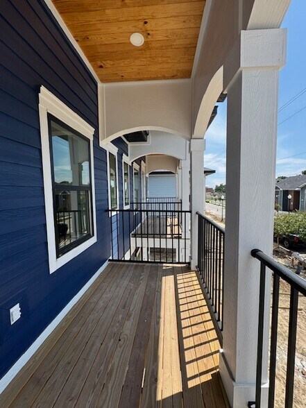 Building Photo - 562 N De Villiers St