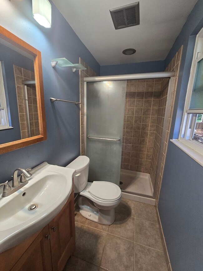Building Photo - AVAILABLE NOW! Adorable 3 Bedroom Split Entry Home - Monroeville PA