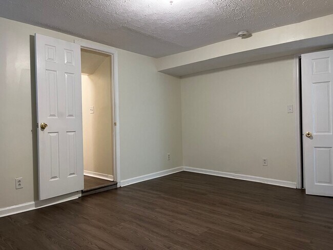 Building Photo - Spacious 3/2 Duplex Unit w/ Bonus Room Min...