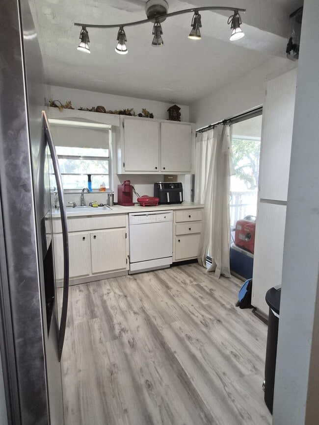 Building Photo - 100 Royal Palm Way