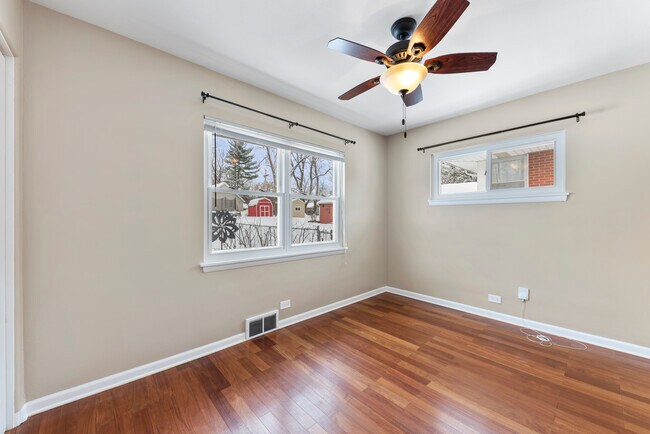 Building Photo - 242 S Finley Rd