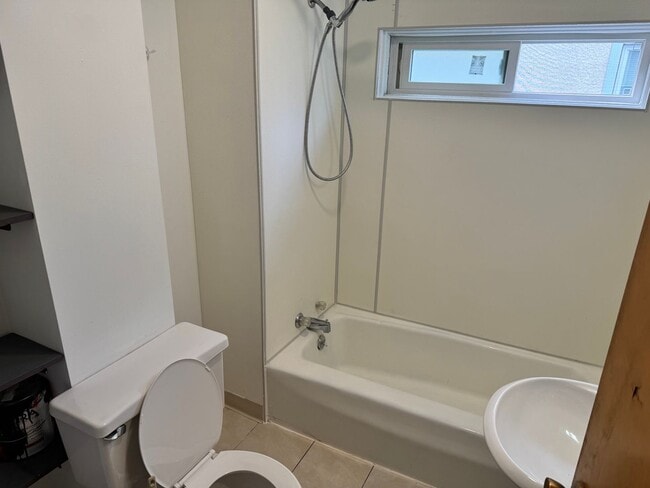 Building Photo - Available June 1st - 2 bed/1 bath Lower Duplex!