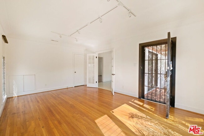 Building Photo - 813 N Orange Grove Ave