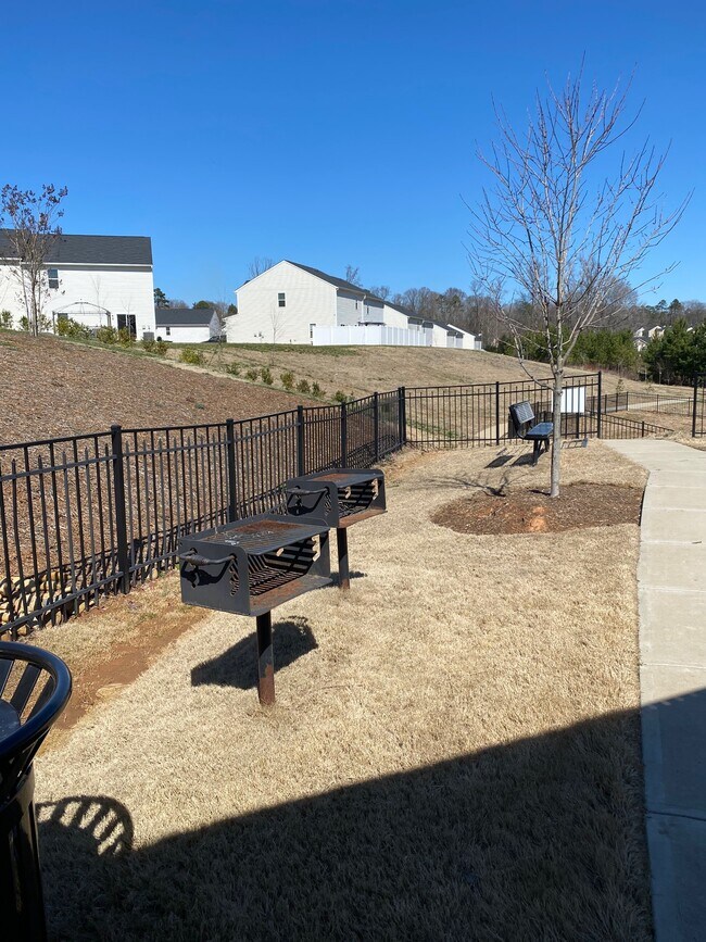 BBQ / community area - 2022 Talbert Ct