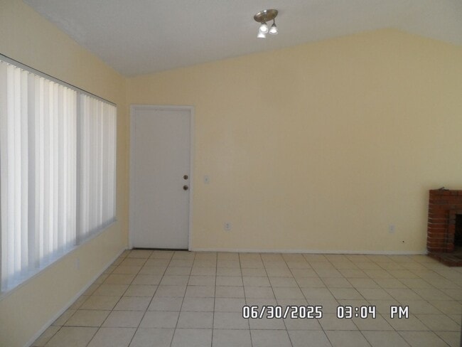 Building Photo - 3 Bedrooms, 2 Bathrooms, 3 Car Garage, Fir...