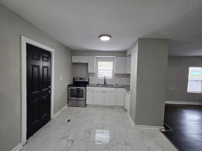 Building Photo - Spacious 4-Bedroom, 2.5-Bath Home with Hardwood Floors