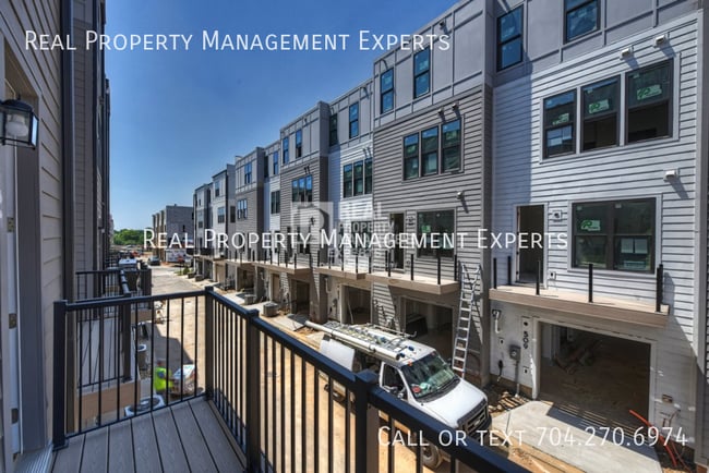 Building Photo - 2140 Terwilliger Terrace