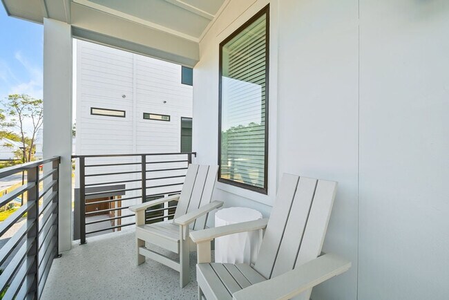 Building Photo - 31 Sarah St