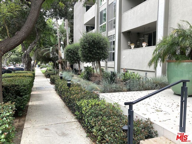 Building Photo - 1025 Kings Rd