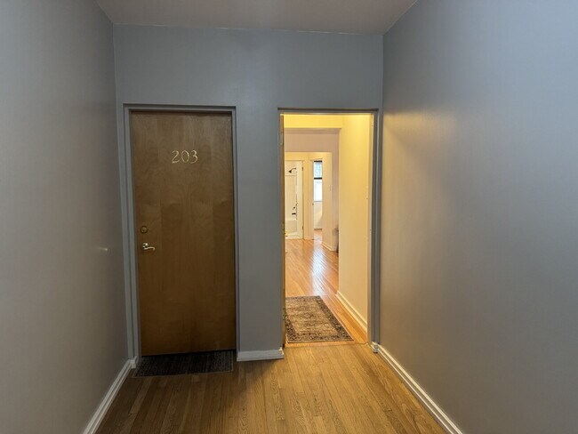 Building Photo - "Charming 1-Bed End Unit Condo on Bellaire...