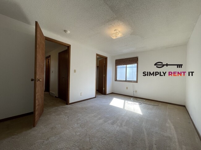 Building Photo - Huge 3 Bedroom Duplex in Ames, Aug 1st