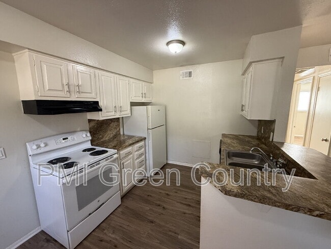 Building Photo - 917 N Yale Ave