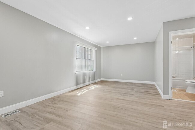 Building Photo - 1216 Thomas Ave