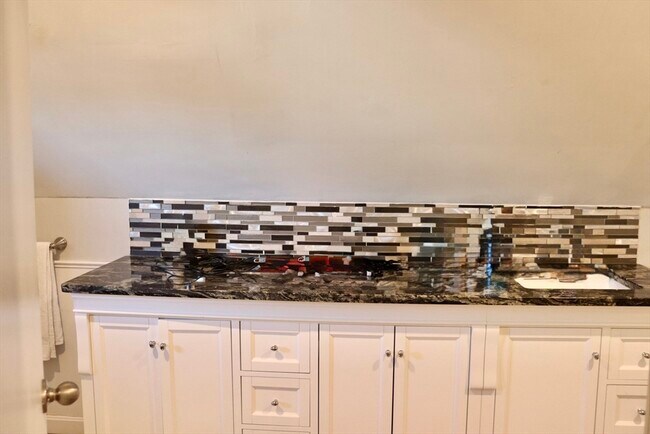 Building Photo - 10 Cushing St