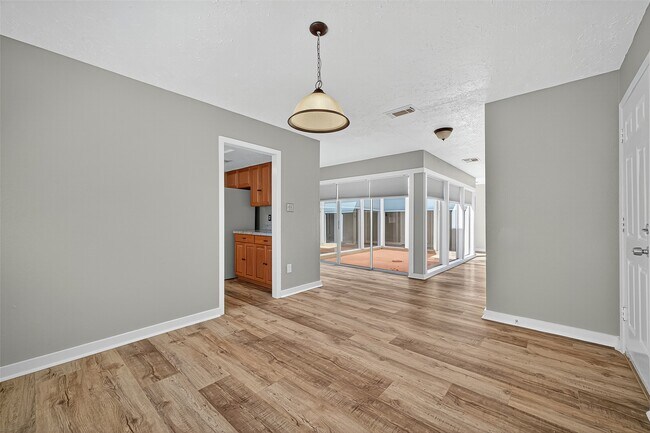 Building Photo - 10402 Gulfstream Ln