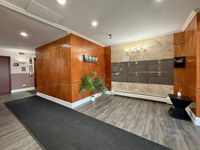 Building Photo - 4600 N Cumberland Ave