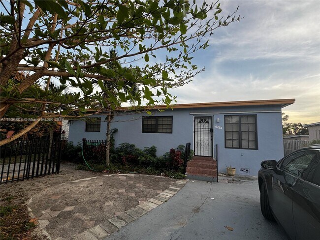 Building Photo - 1060 NW 116th St