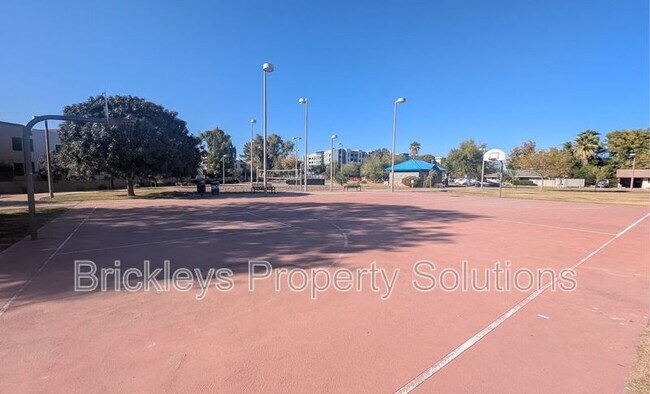 Building Photo - 1435 E Cedar St