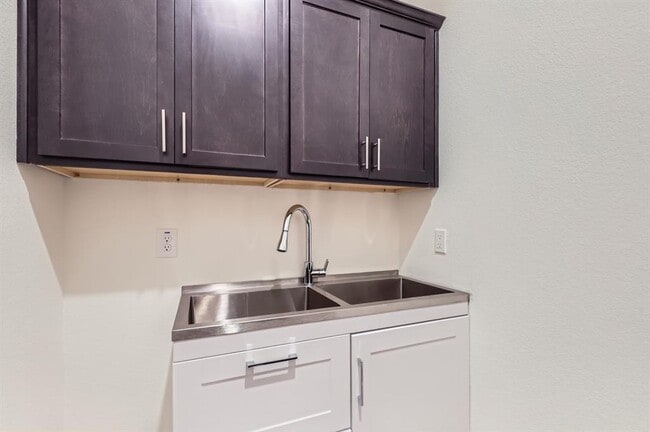 Building Photo - 4912 Risana Bend