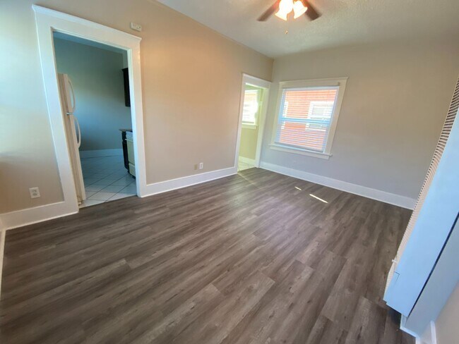 Interior Photo - 711