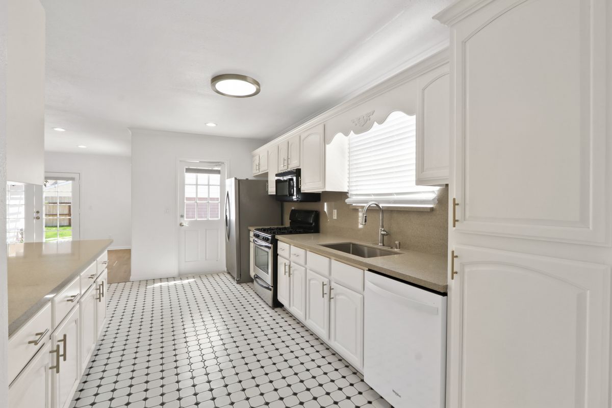 Building Photo - 4232 Walnut