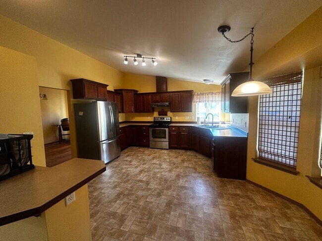 Building Photo - Nice 3 bedroom 2 bath home with den/media ...