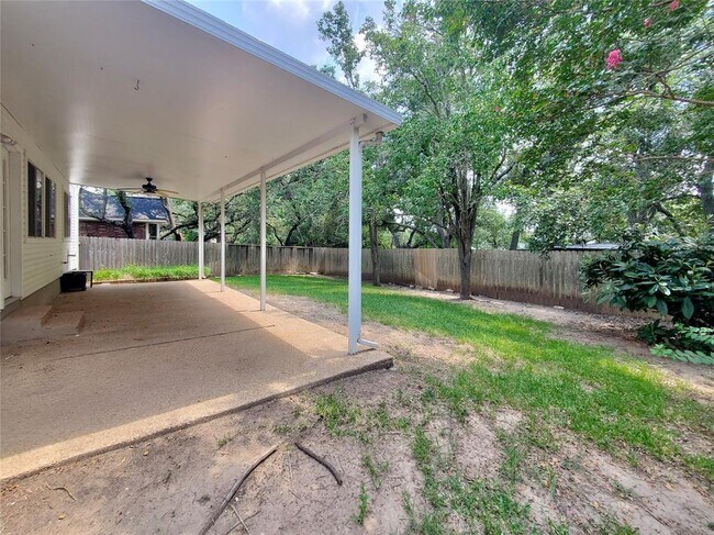 Building Photo - 11105 Crossland Dr