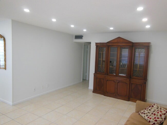 Building Photo - 156 Andover F