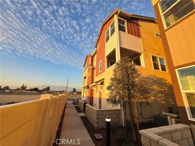 Primary Photo - 5961 Huntington Dr
