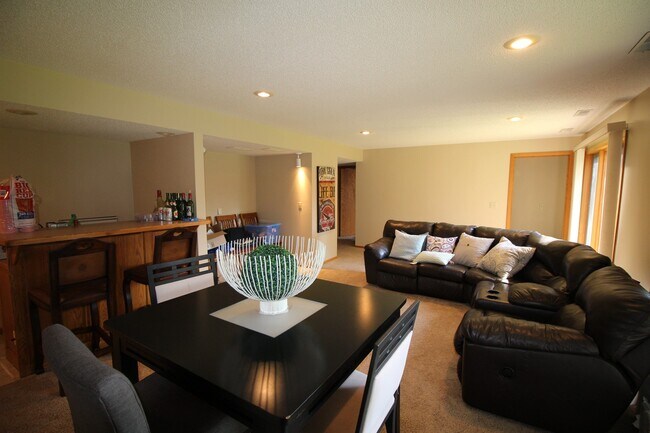 Building Photo - Entertainers dream in the heart of Eden Pr...