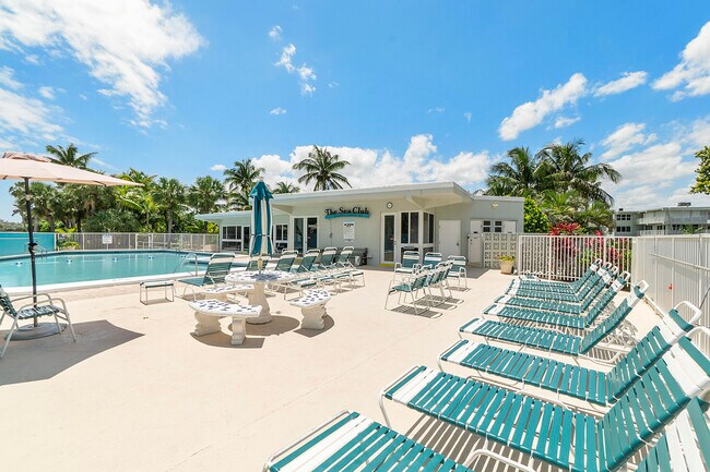 Building Photo - 1221 Hillsboro Mile