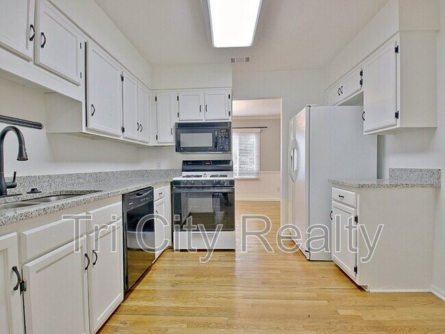 Building Photo - 210 Flat Creek Ct