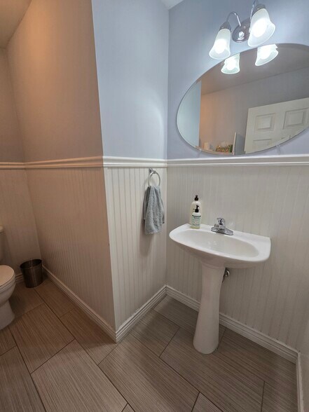 Main floor bath - 5498 Zephyr Ct