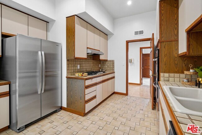 Building Photo - 911 5th St