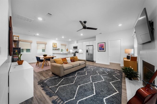 Primary Photo - 5924 S Congress Ave