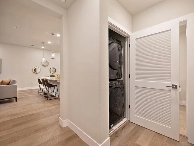 Building Photo - Premier 2/2 Condo in The Cannery