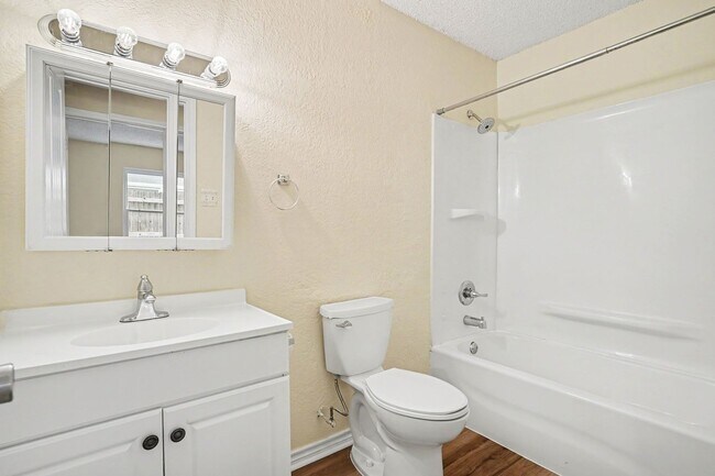 Building Photo - Charming 2-bedroom, 1-bath home in a convenient Fort Worth location!