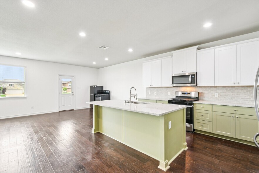 Building Photo - 7634 Leonardo Dr