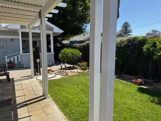 Building Photo - 2 bedrooms 2 bath