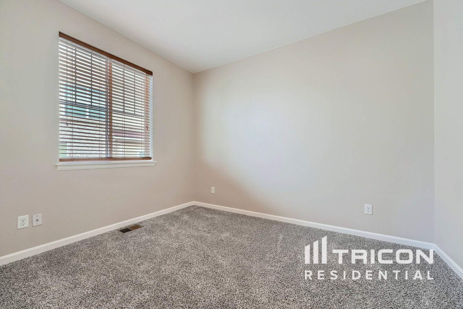 Building Photo - 26110 E Davies Dr