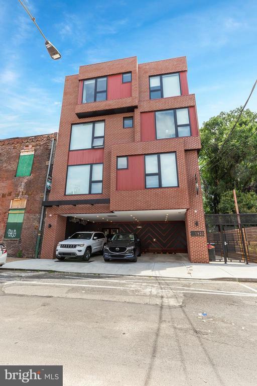 Building Photo - 1935 E Hazzard St