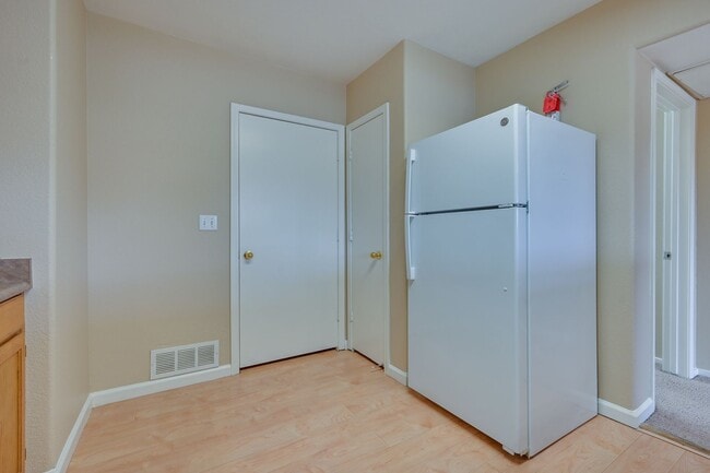 Building Photo - SW!! 2 Bedroom 2 Bath 2nd floor Condo!!! O...