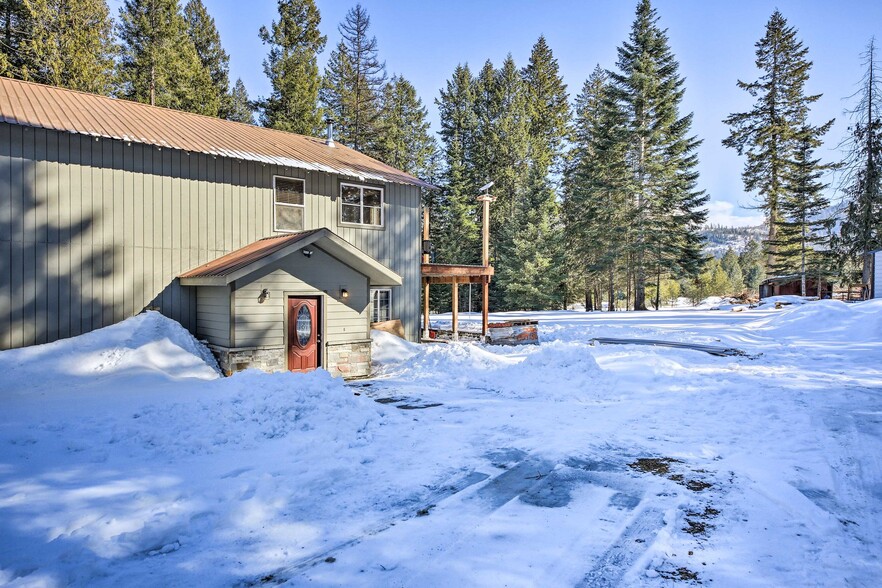 Building Photo - 9076 Lakeshore Dr