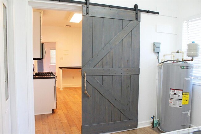 Building Photo - 1718 E Elm Rd