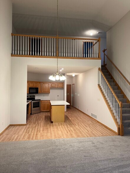 Building Photo - 475 Hickory Ln N