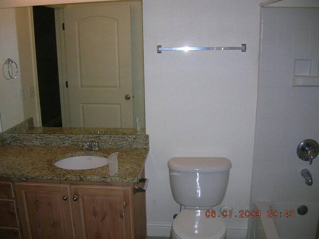 Building Photo - Great Condo with Tile & Granite