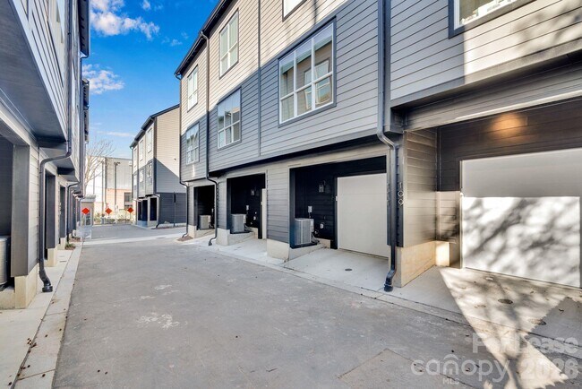 Building Photo - 113 Verbena St